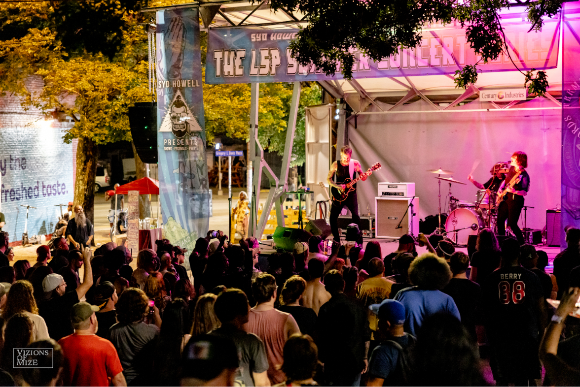 Crowd at previous market in Piedmont Park