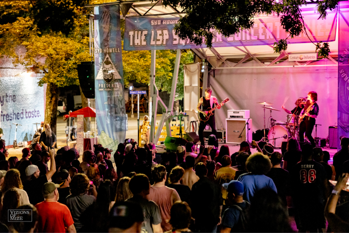 Crowd at previous market in Piedmont Park